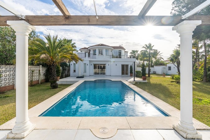 Villa in Marbella Del Este - view 1
