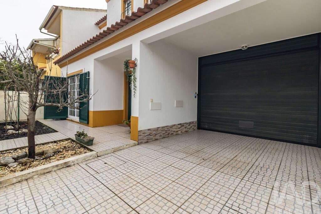 House in Brejos de Azeitao - Image 3