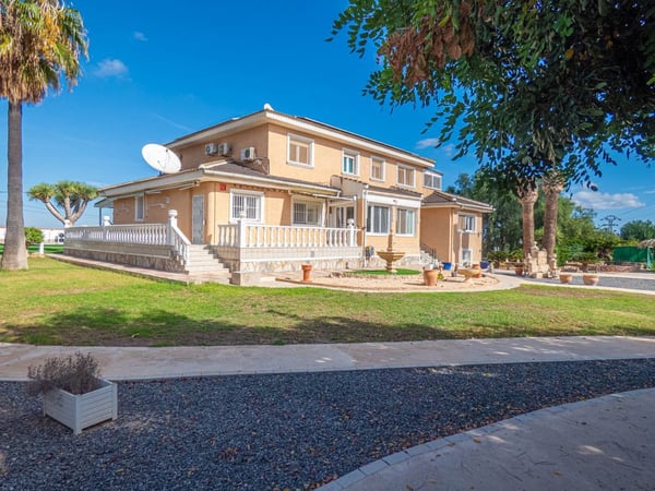 Villa in San Miguel de Salinas - view 1