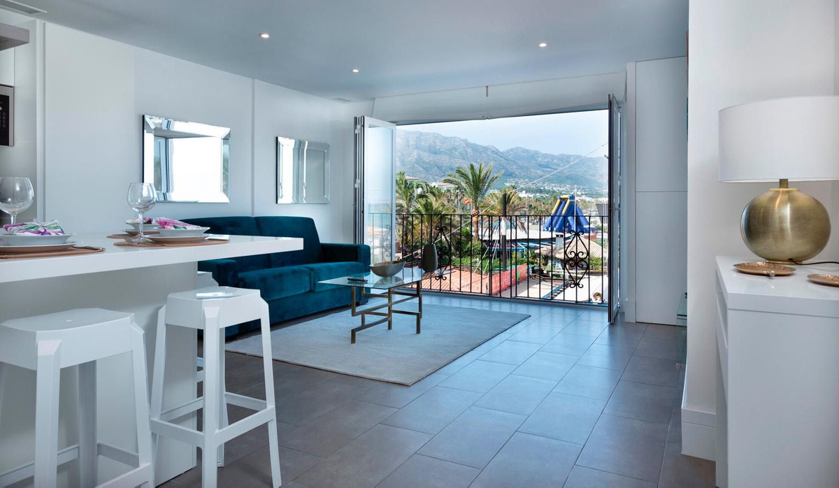 Apartment in Nueva Andalucia - Image 2