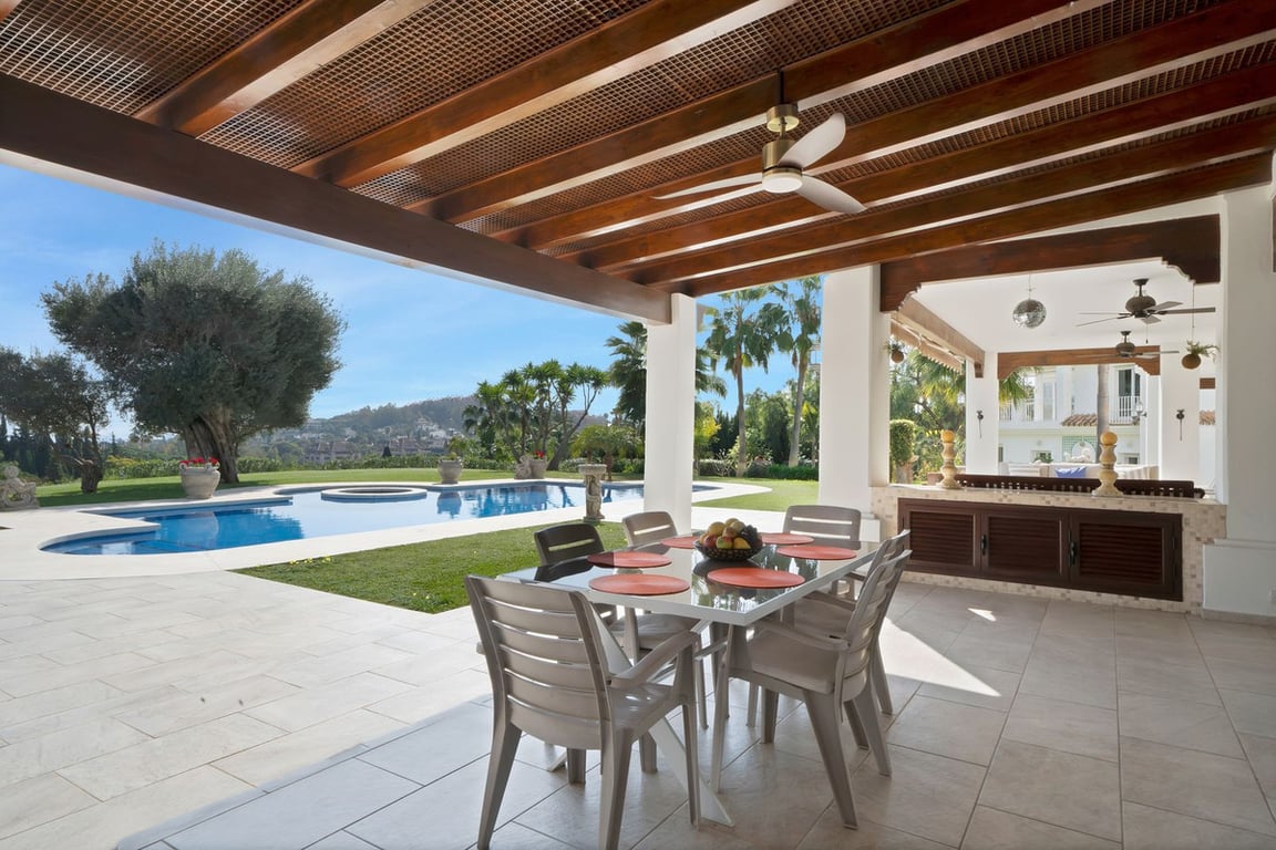 Villa in Nueva Andalucia - Image 3