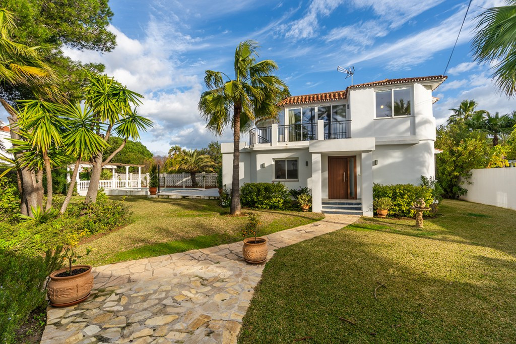 Villa in Artola - Image 2