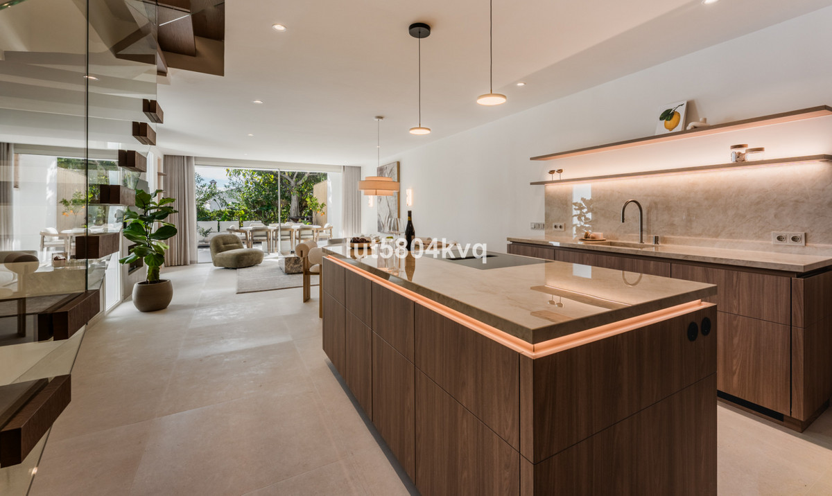 Villa in Nueva Andalucia - Image 2