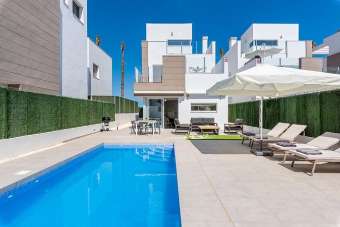 House in Urbanizacion El Raso - view 1