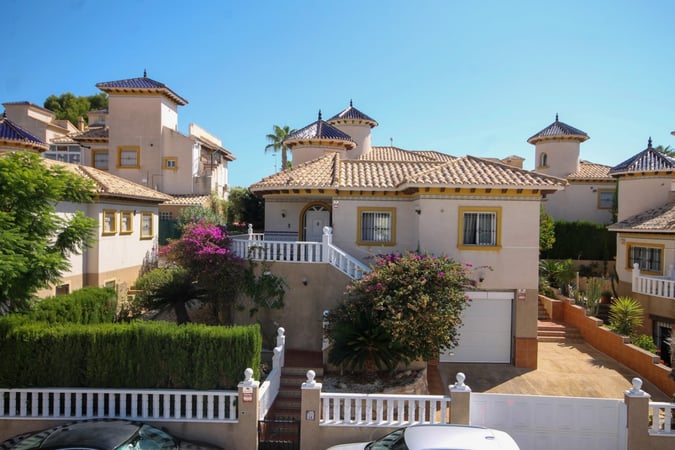 Villa in Villamartin - view 1