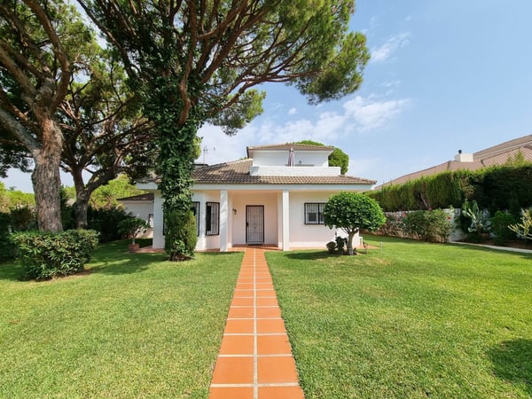 Villa in Sitio de Calahonda - view 1