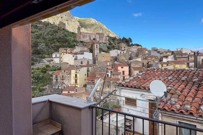 House in Isnello - view 1