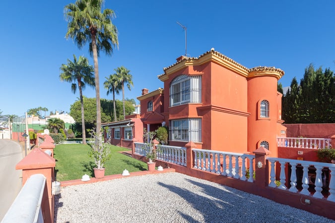 Villa in Estepona - view 1