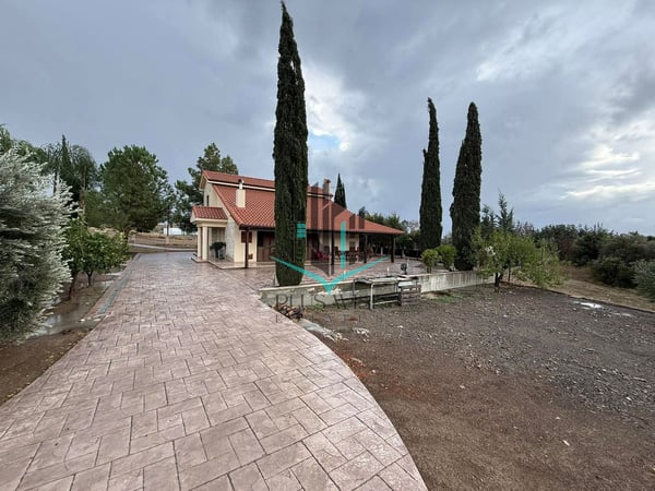 Villa in Monagroulli - view 1