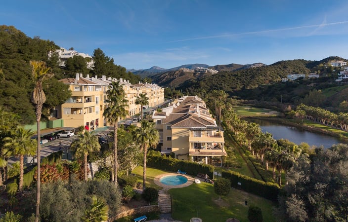 Apartment in Benahavis - view 1