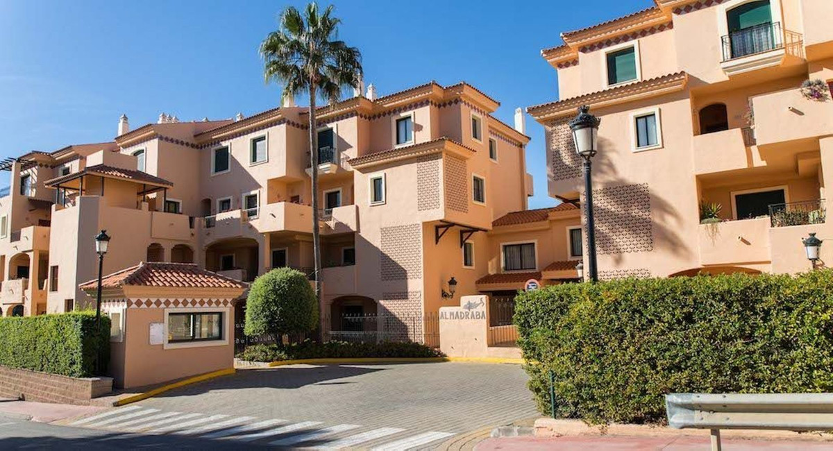 Apartment in La Duquesa - Image 2