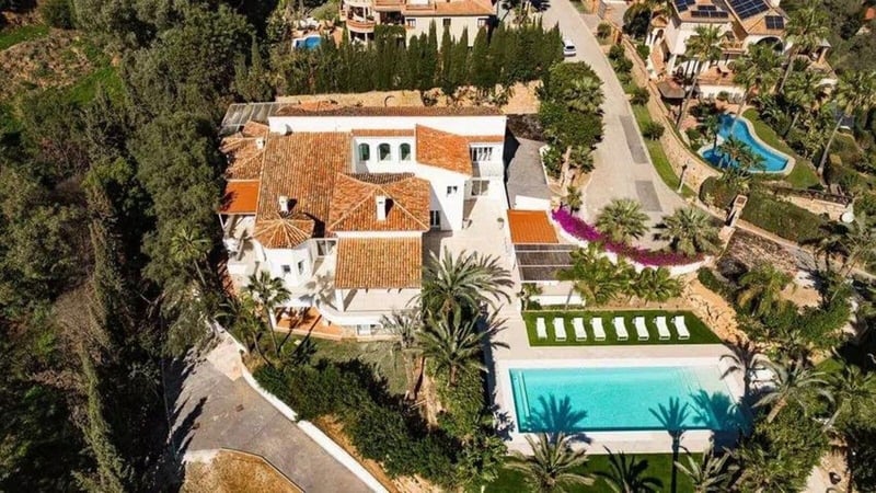 Villa in Artola - view 1