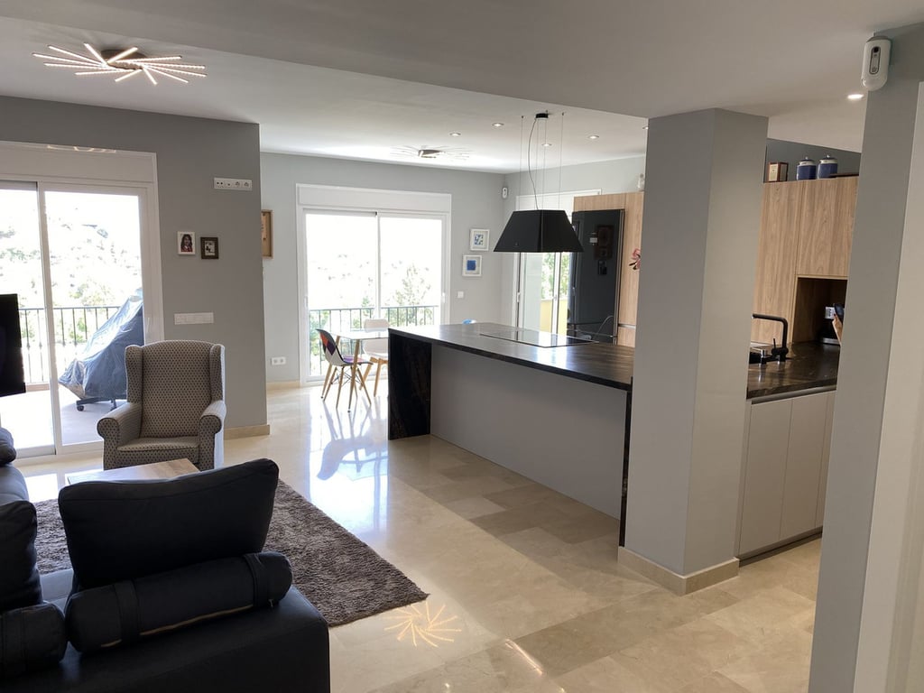 Apartment in Benahavis - Image 2