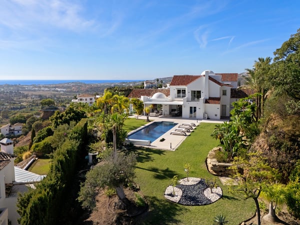 Villa in Benahavis - view 1