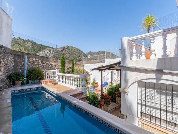 House in Rafol de Almunia - view 1