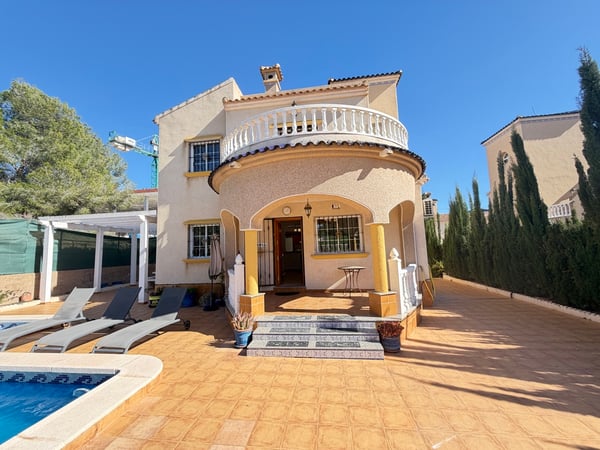 Villa in Villamartin - view 1