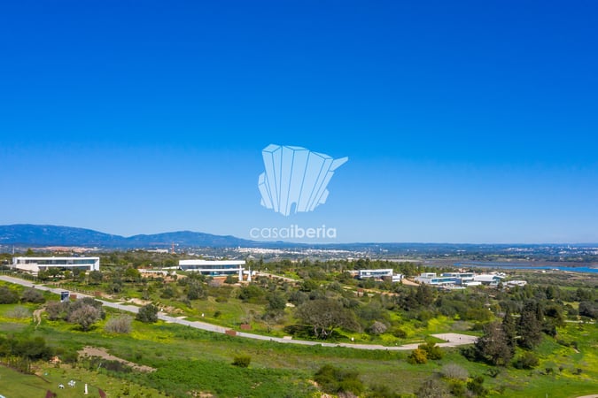 House in Meia Praia - view 1