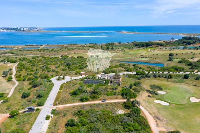 House in Meia Praia - view 1