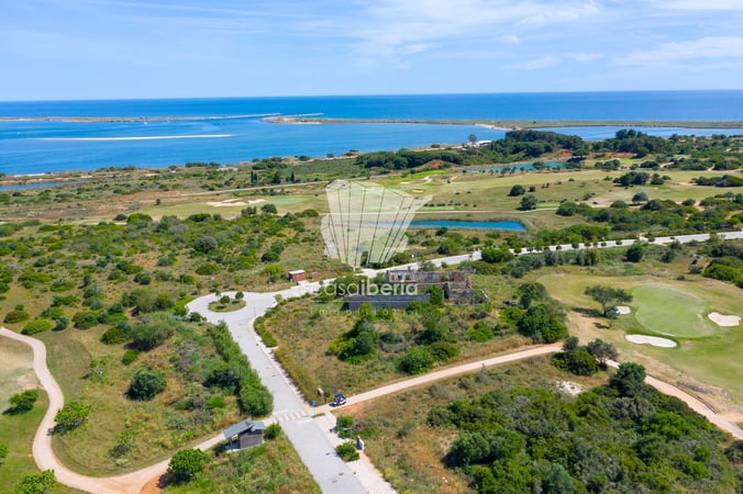 House in Meia Praia - view 1