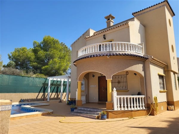 Villa in Villamartin - view 1