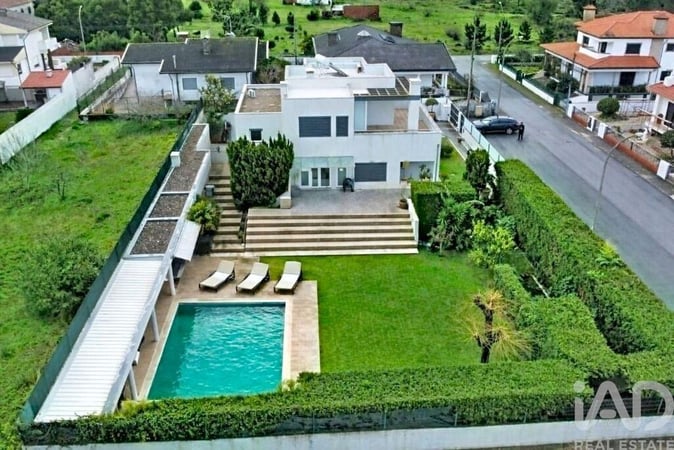 House in Sao Vicente de Pereira Jusa - view 1