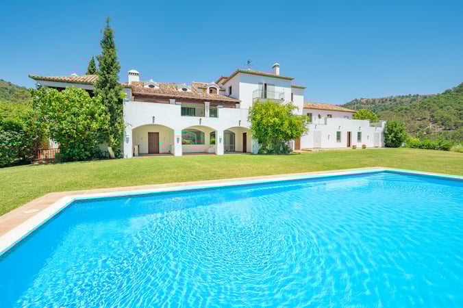 Villa in Estepona - view 1