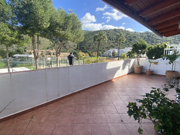 Apartment in Benahavis - view 1