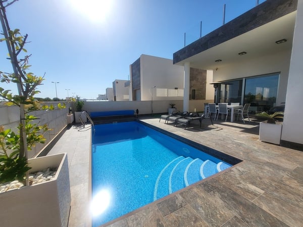 Villa in Villamartin - view 1