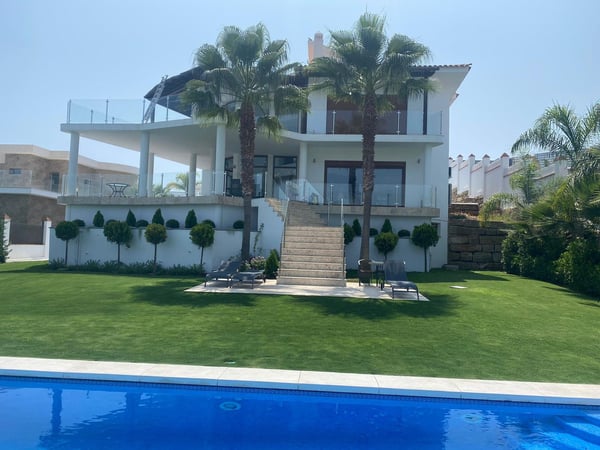 Villa in Benahavis - view 1