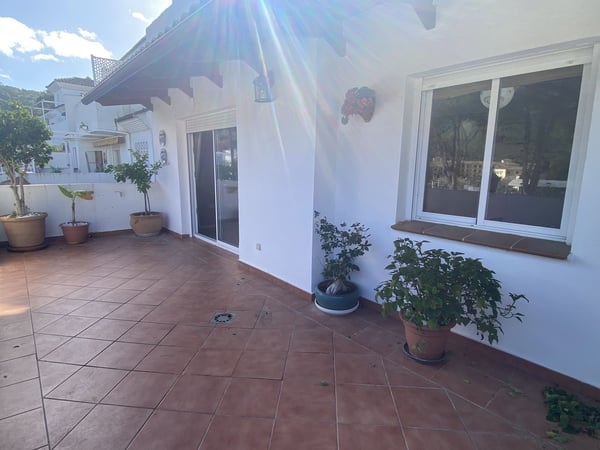Apartment in Benahavis - view 1