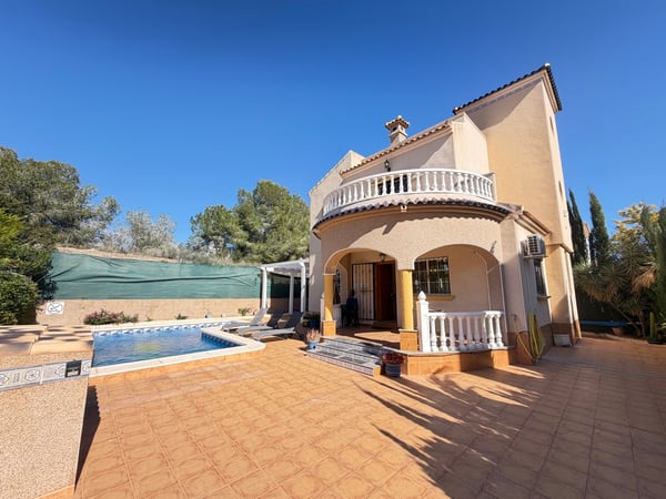 Villa in Villamartin - view 1