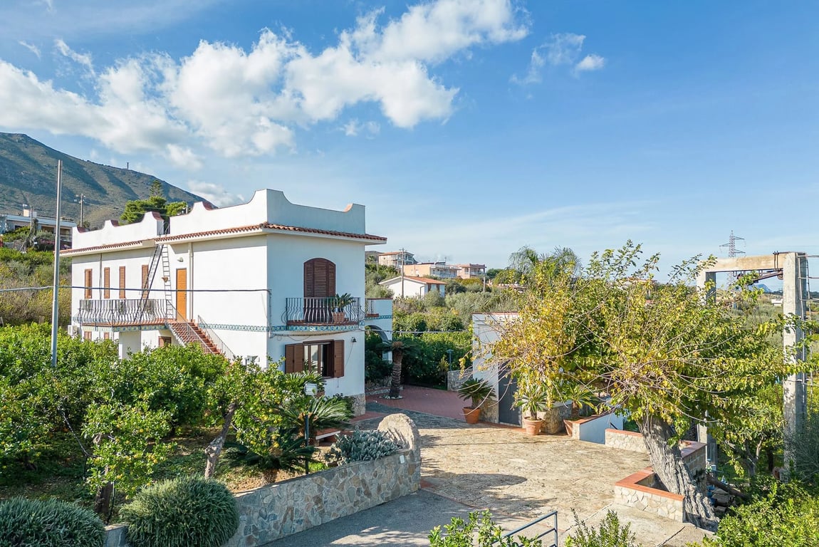 Villa in Salina - Image 3