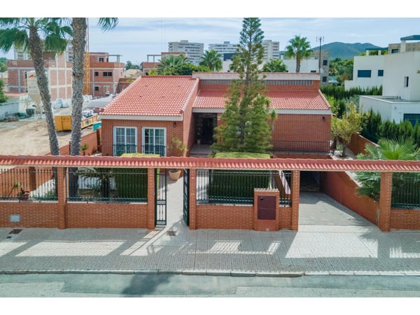 Villa in Playa Honda - view 1