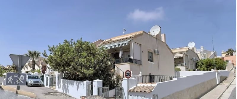 Villa in Villamartin - view 1