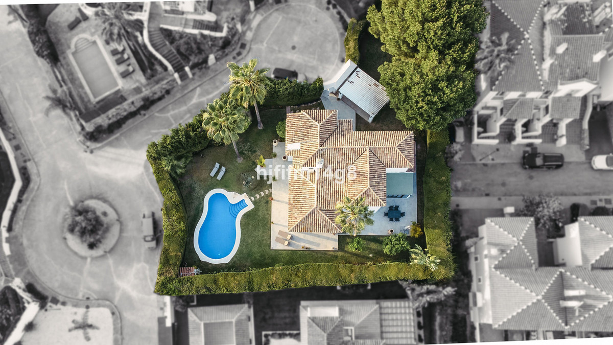 Villa in Nueva Andalucia - Image 2