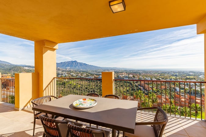 Apartment in Benahavis - view 1