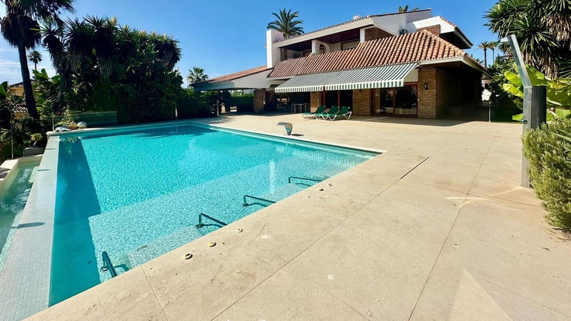 Villa in Nueva Andalucia - view 1