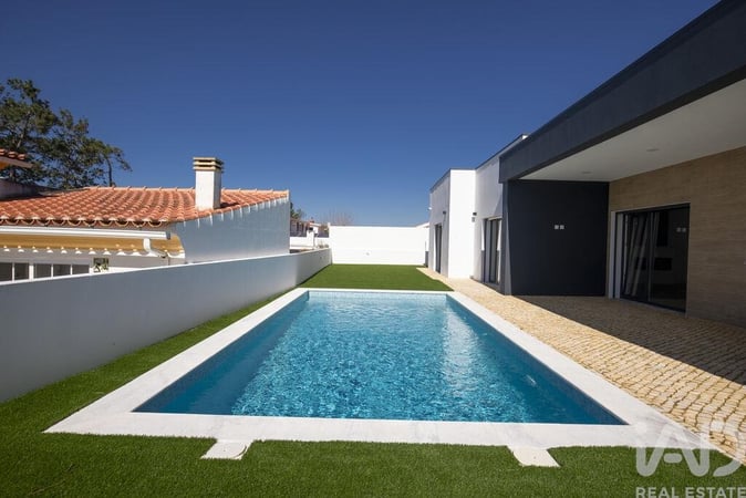 House in Brejos de Azeitao - view 1