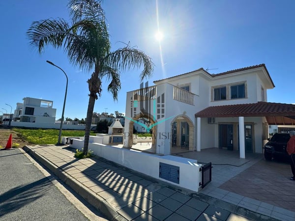 Villa in Pyla - view 1