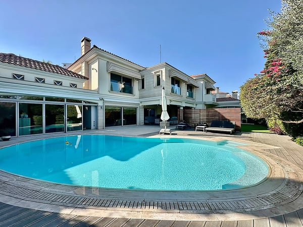 Villa in Parekklisha - view 1