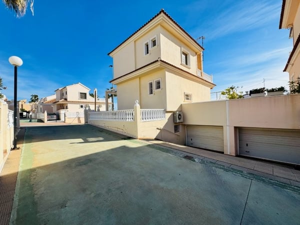 Villa in Torrelamata - view 1