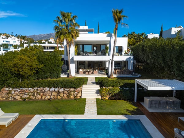 Villa in Nueva Andalucia - view 1