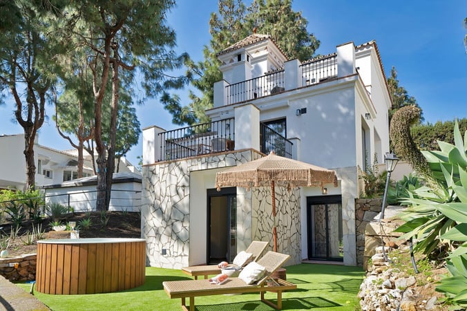 Villa in Sitio de Calahonda - view 1