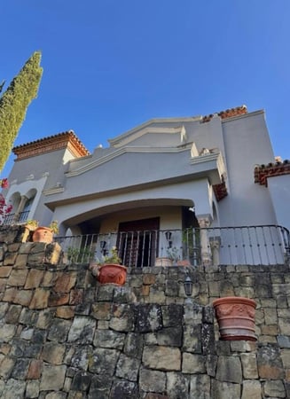 Villa in Benahavis - view 1