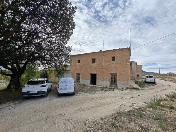 House in Pinoso - view 1