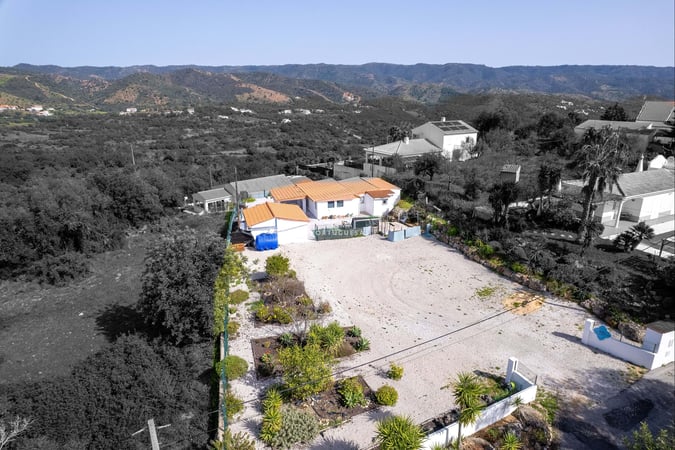 Villa in Salir - view 1