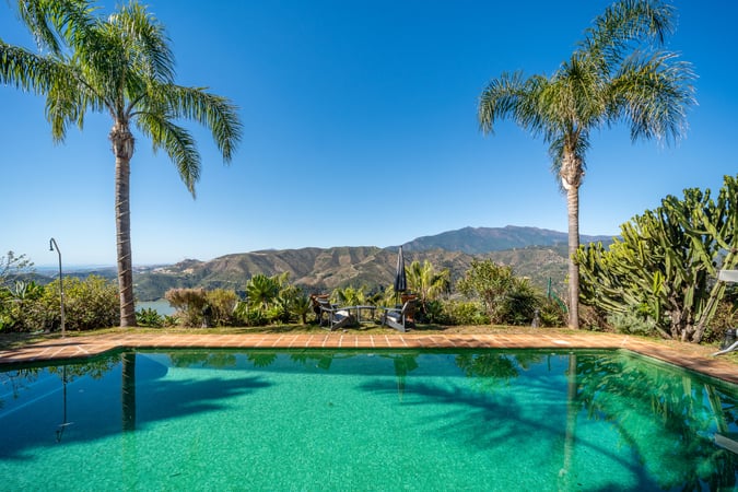 Villa in Istan - view 1