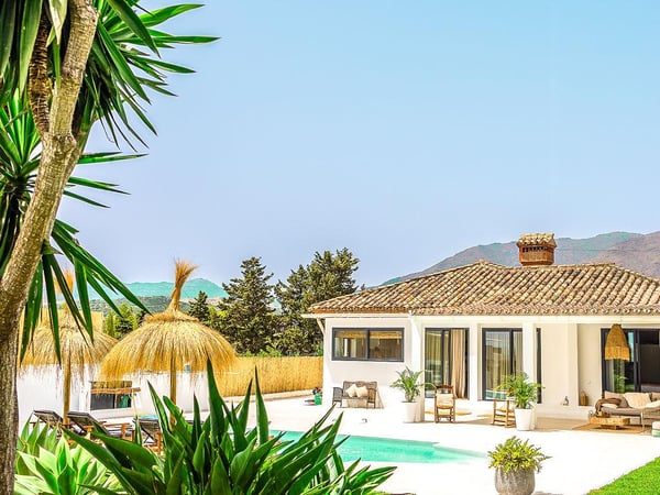 Villa in Estepona - view 1