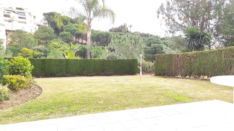 Apartment in Benahavis - view 1