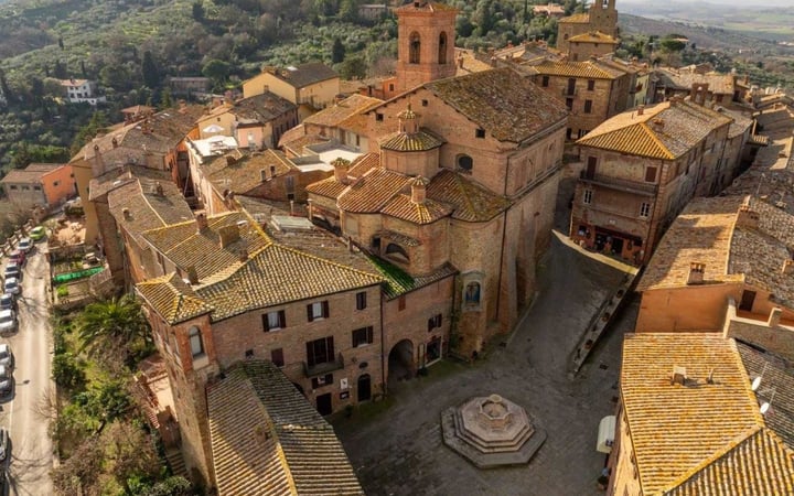 House in Panicale - view 1